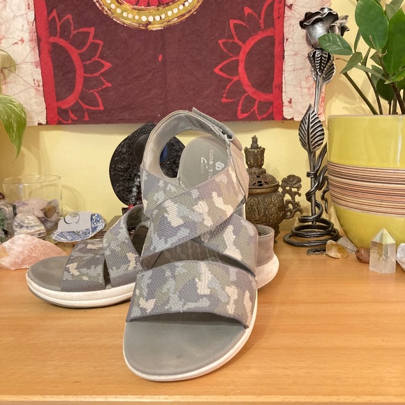 CLOUDSTEPPERS by Clarks Sport Sandals Mira Lily Black/Gray Camo Size 7 - Picture 1 of 12